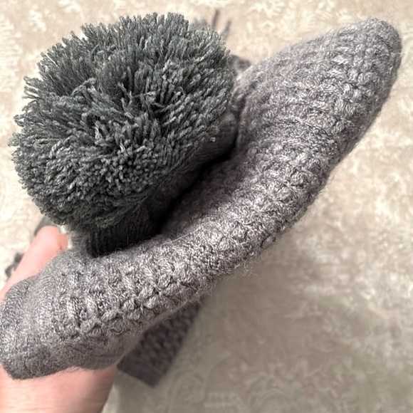 NWT New York & Co Gray Knit Fringe Scarf Pom Hat & Gloves Set Winter Cozy Gift - Picture 8 of 15